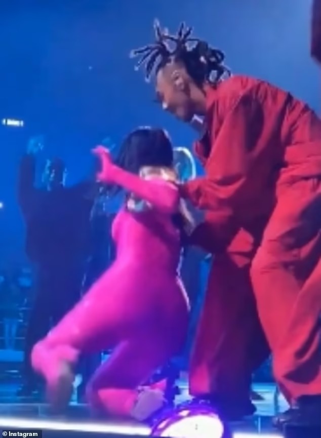 Dua Lipa gặp sự cố trên sân khấu ảnh 2 Dua Lipa gap su co tren san khau anh 2