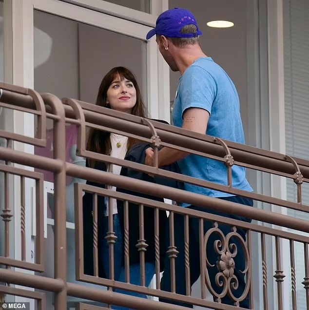 tình yêu của Dakota Johnson và Chris Martin ảnh 2 tinh yeu cua Dakota Johnson va Chris Martin anh 2