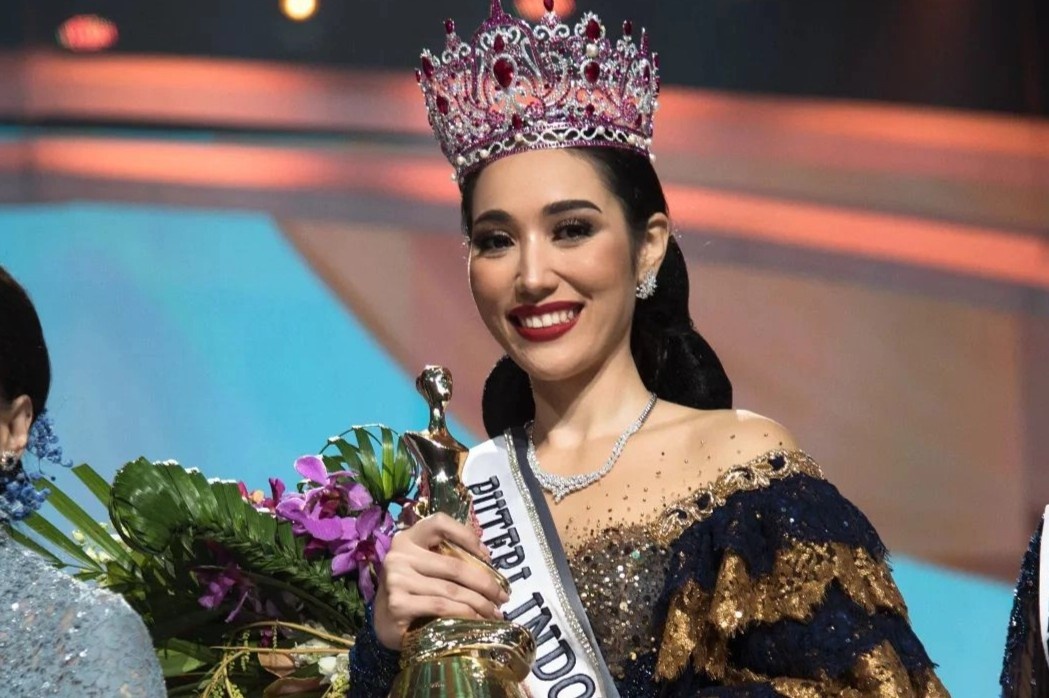 Ba nguoi dep Indonesia cung dang quang hoa hau trong dem hinh anh