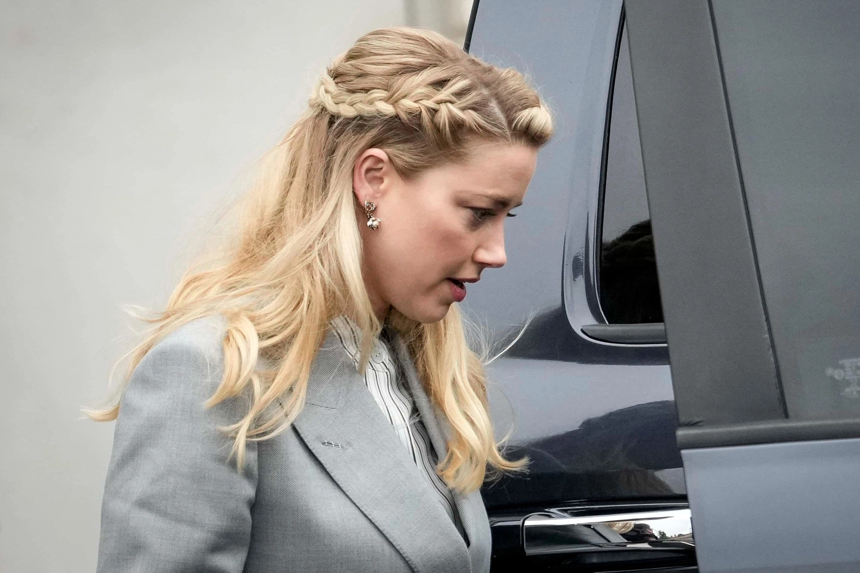 Gia mao Amber Heard de kiem tien hinh anh