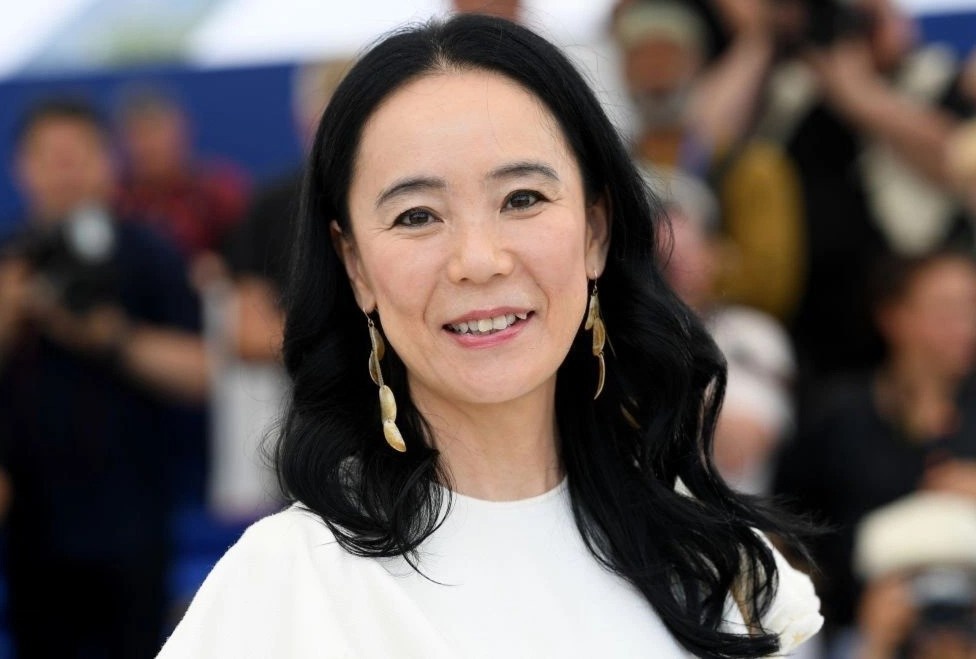 Nu dao dien Nhat Ban danh nhan vien den nga xuong san hinh anh