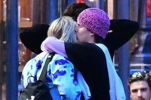 Cruz Beckham da dua ban gai ve ra mat cha me hinh anh