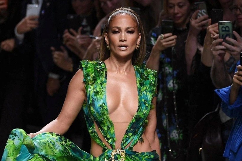 Thoi trang mac nhu khong cua Jennifer Lopez hinh anh