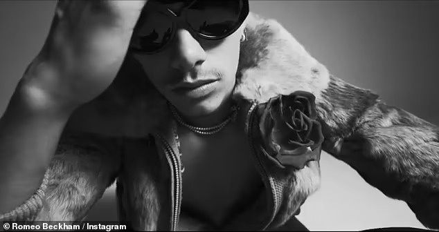 Romeo Beckham sơn móng tay ảnh 2 Romeo Beckham son mong tay anh 2