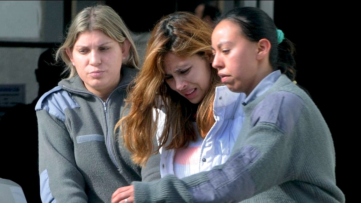 hoa hau bi bat vi buon ma tuy anh 2