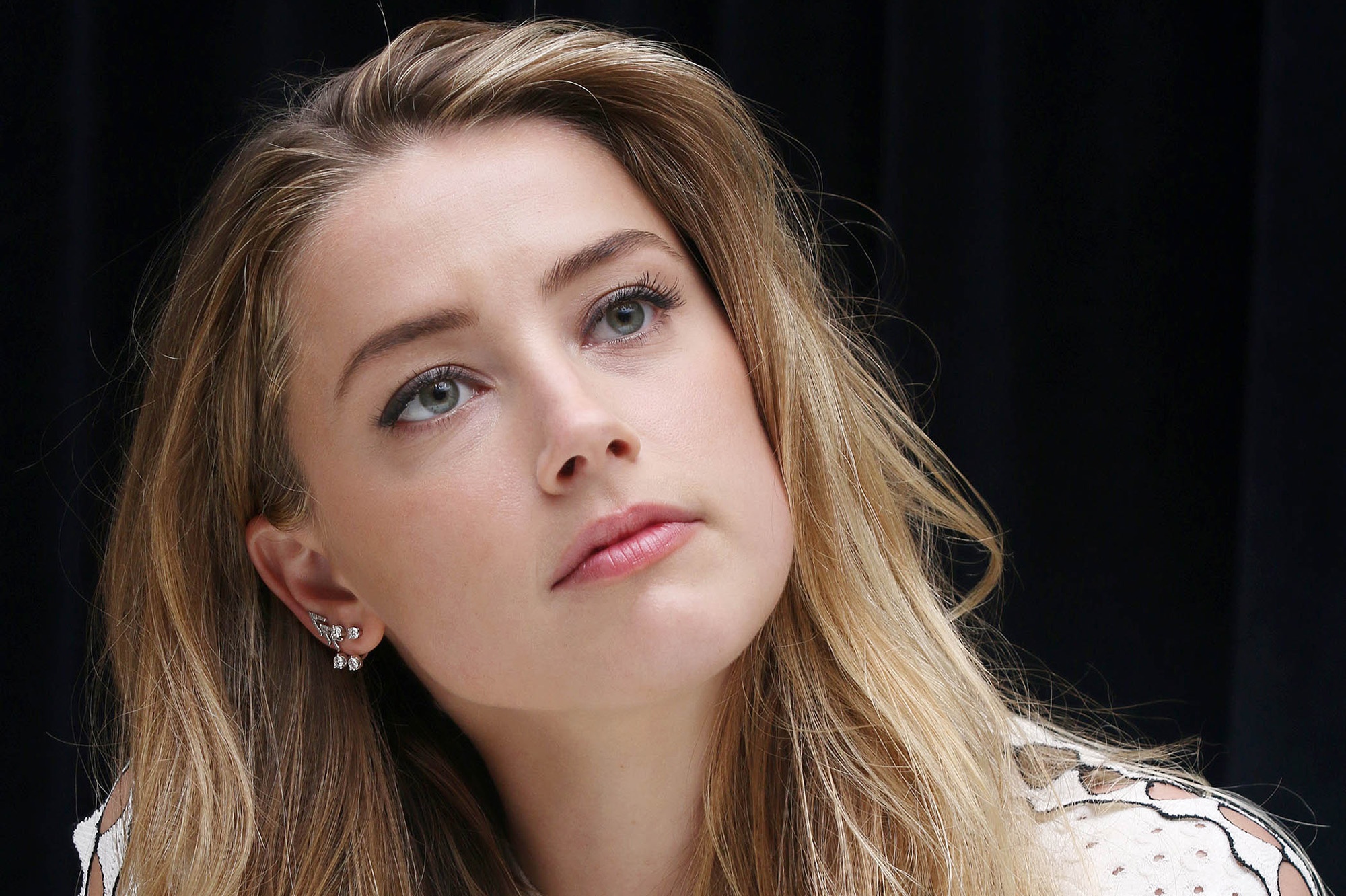 Phu nu them khat guong mat ty le vang cua Amber Heard hinh anh