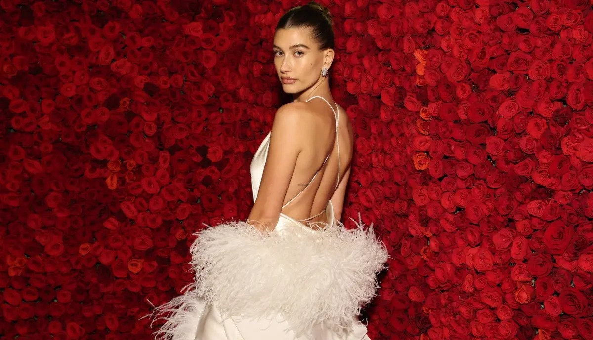 Hailey Bieber bi kien anh 2