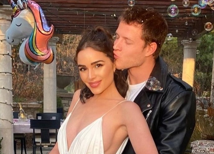 Ban trai quy goi cau hon Hoa hau Hoan vu 2012 hinh anh