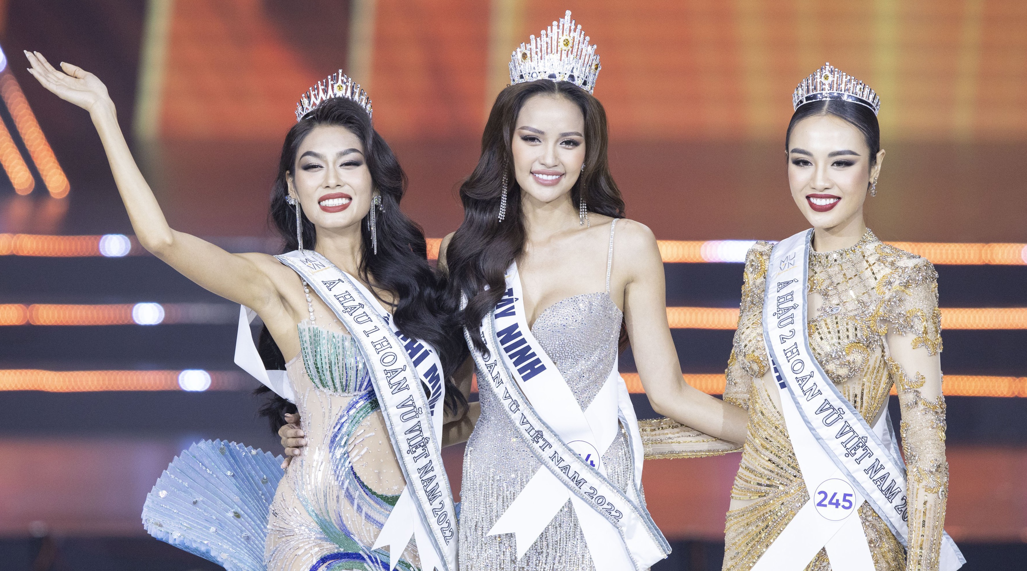 Khoanh khac dang quang cua Ngoc Chau hinh anh