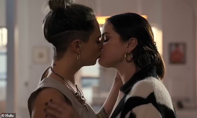 Selena Gomez va Cara Delevingne hon nhau anh 1