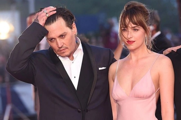 Dakota Johnson bi goi ten trong tranh chap cua Depp - Heard hinh anh