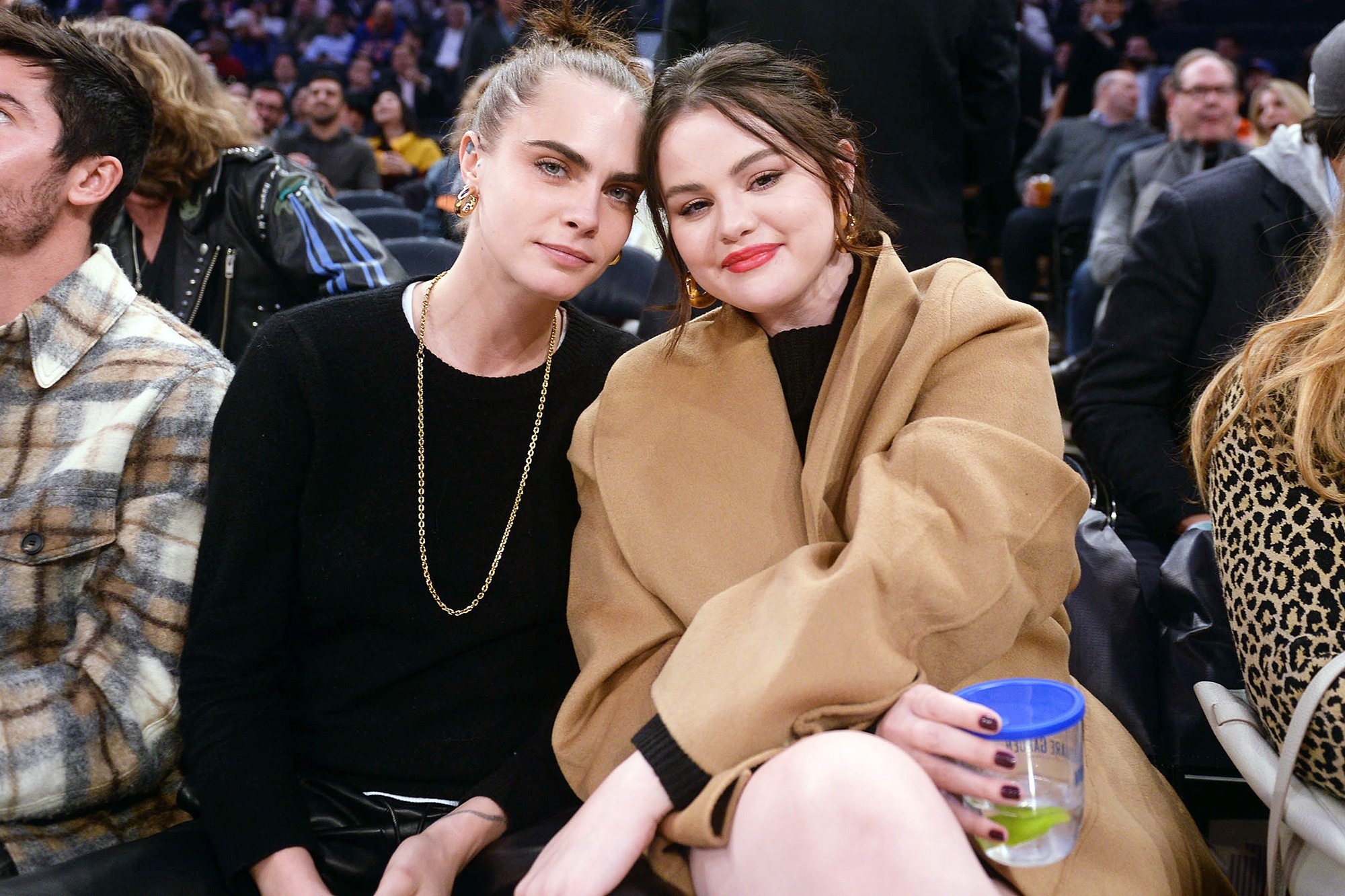 Selena Gomez va Cara Delevingne hon nhau anh 2
