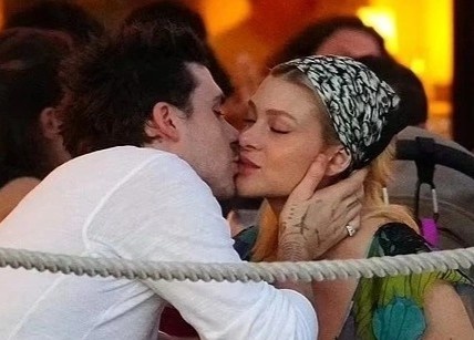 Brooklyn Beckham va Nicola Peltz hon nhau trong nha hang hinh anh