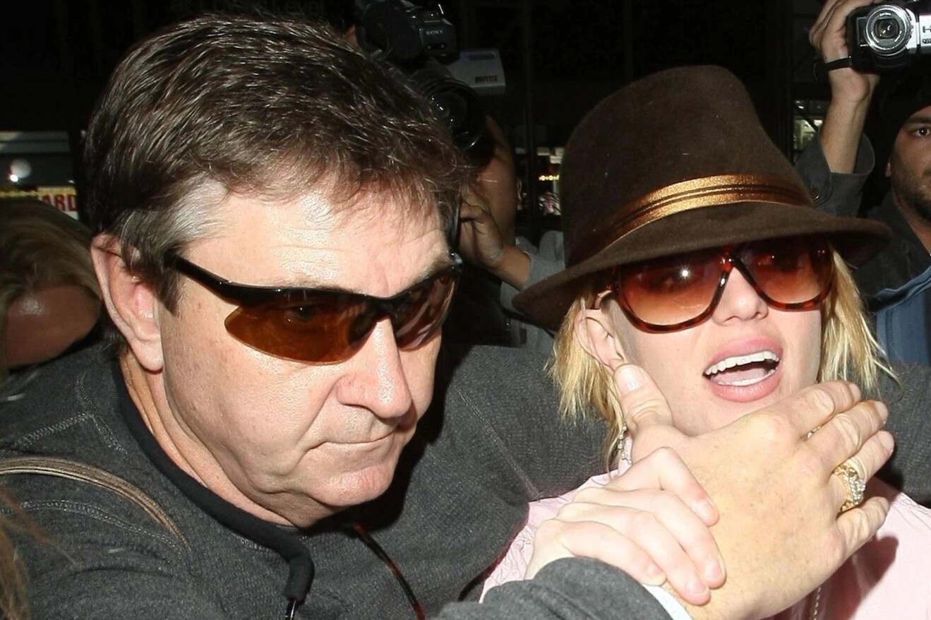 Britney Spears to cha dat may nghe len hinh anh