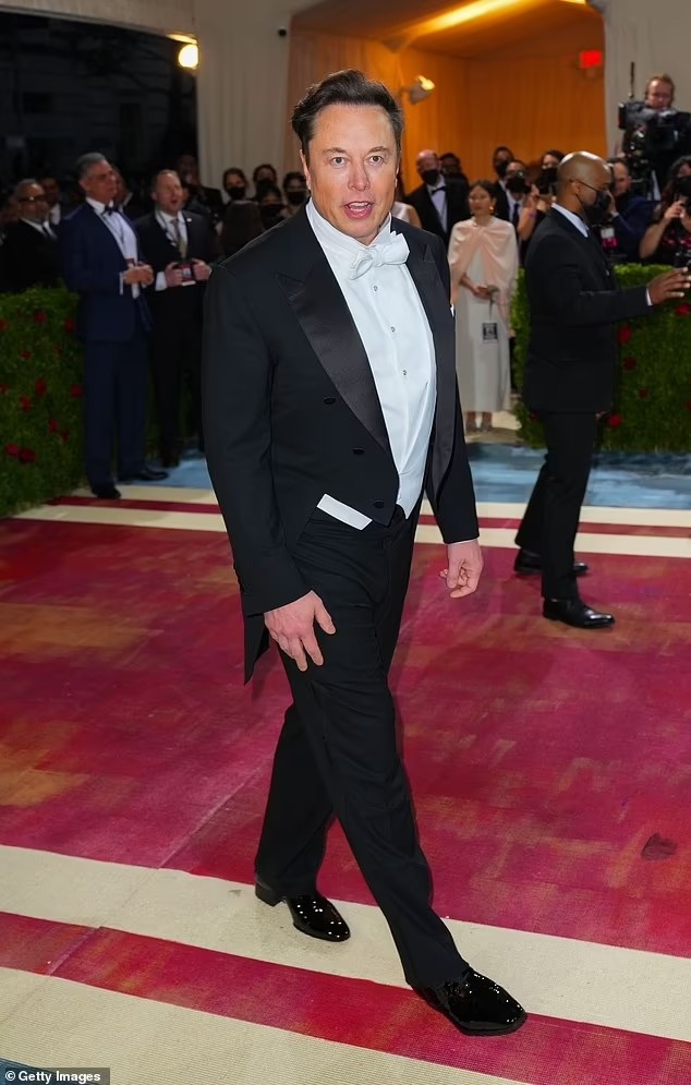 Elon Musk co con voi nhan vien anh 2