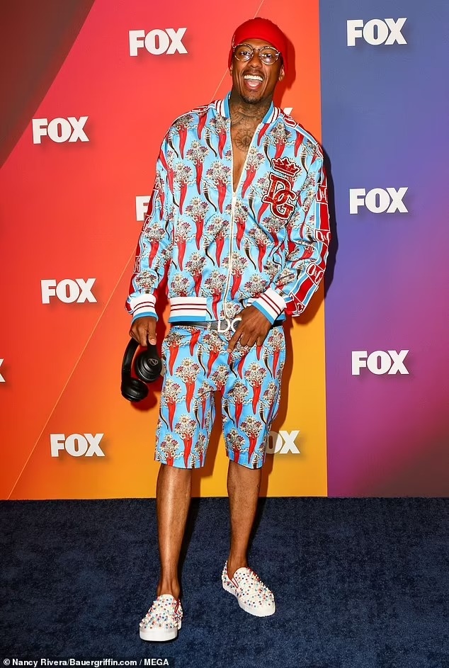 Elon Musk co con voi nhan vien anh 1