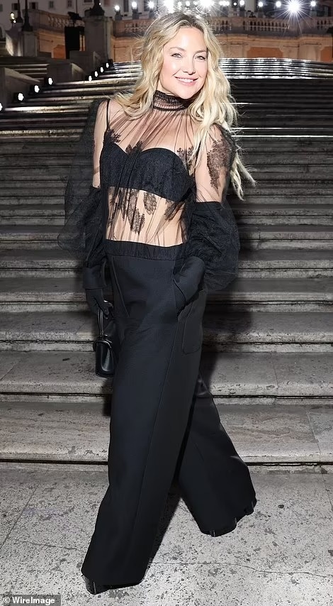 Dien vien Black Widow lang xe mot khong noi y anh 10