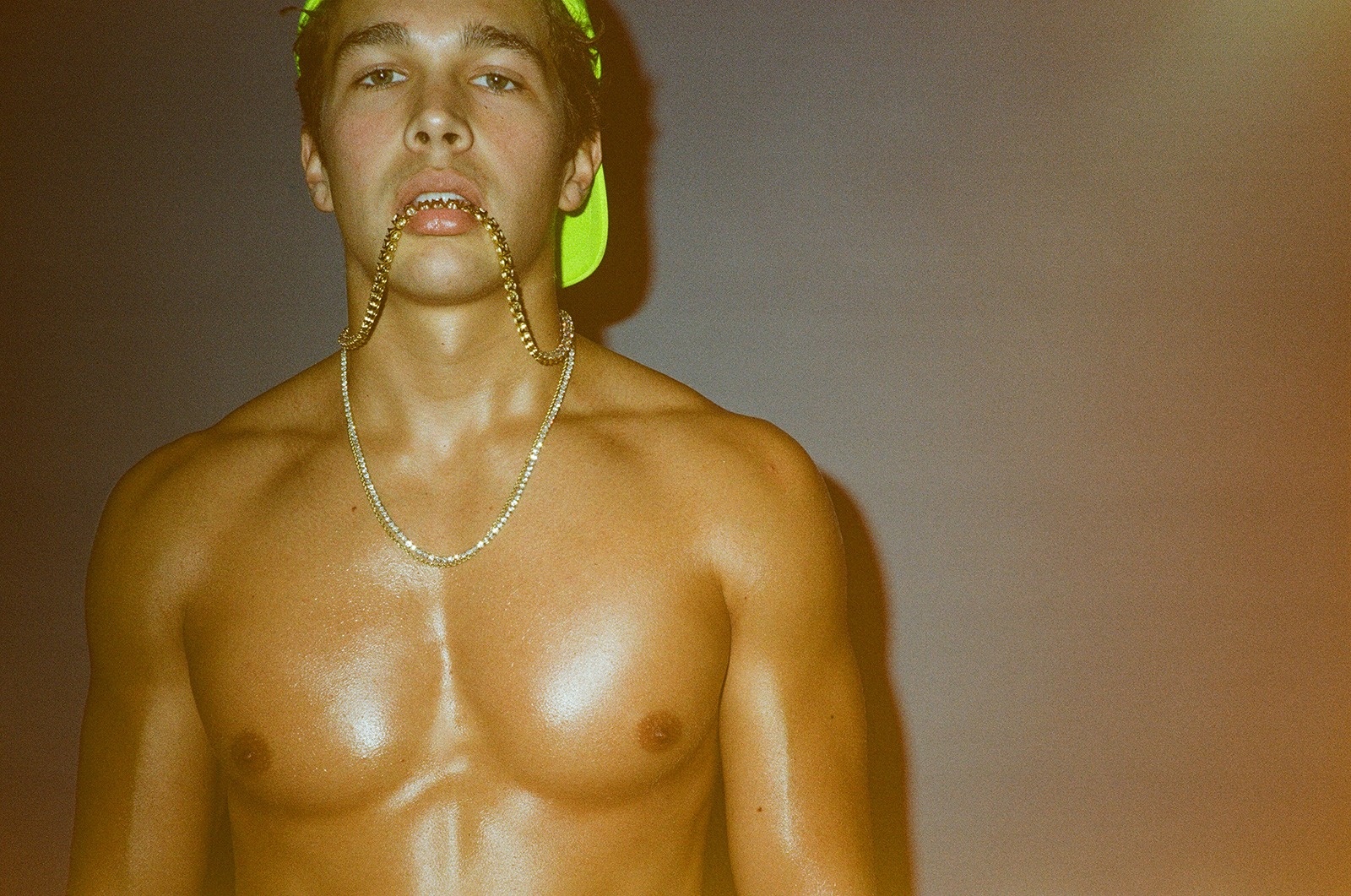 Nghe si kiem trieu USD nho ban noi dung 18+ anh 4