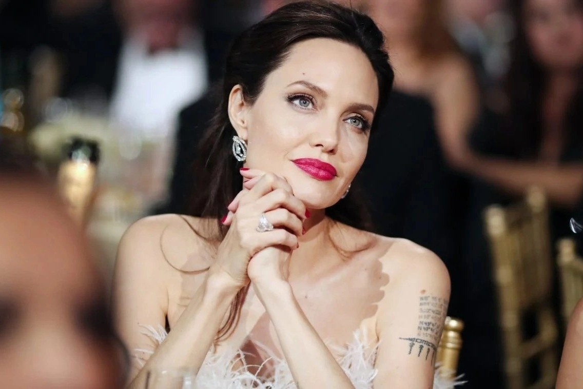 Phan ung cua Angelina Jolie khi Brad Pitt den du sinh nhat con hinh anh