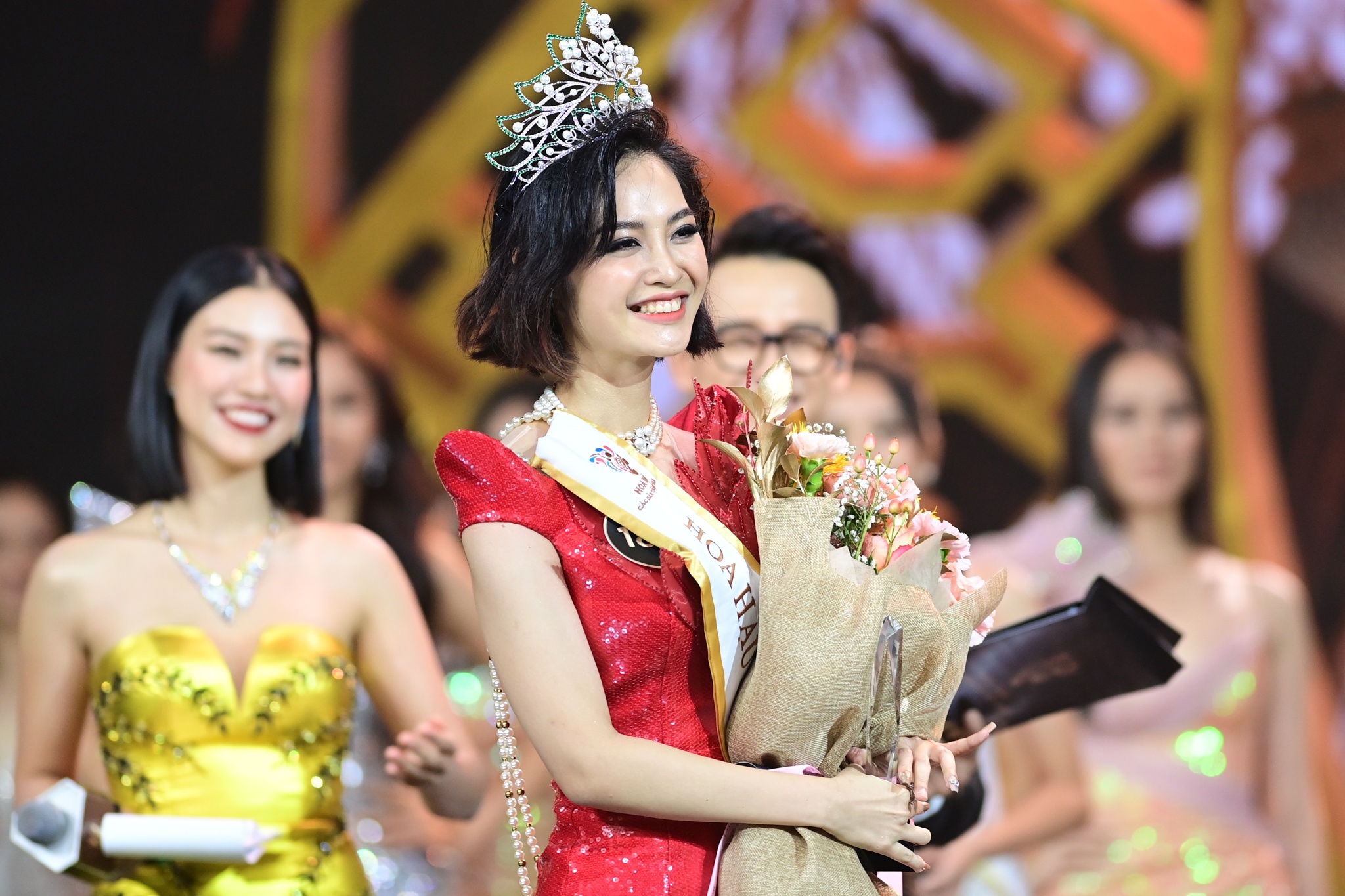 hoa hau cac dan toc anh 1