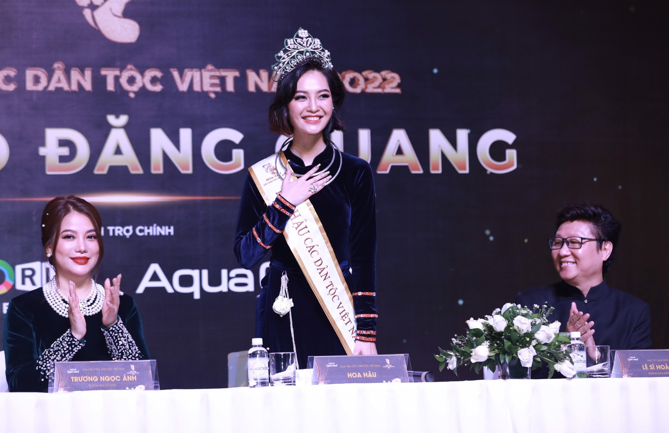 Hoa hau Dan toc anh 1