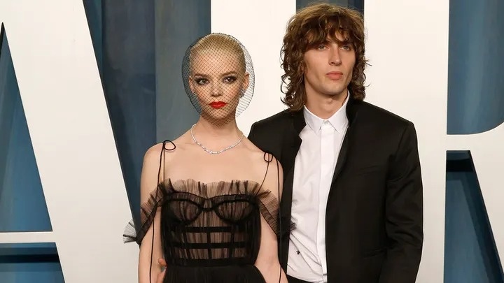 sao The Queen’s Gambit bi mat ket hon anh 1