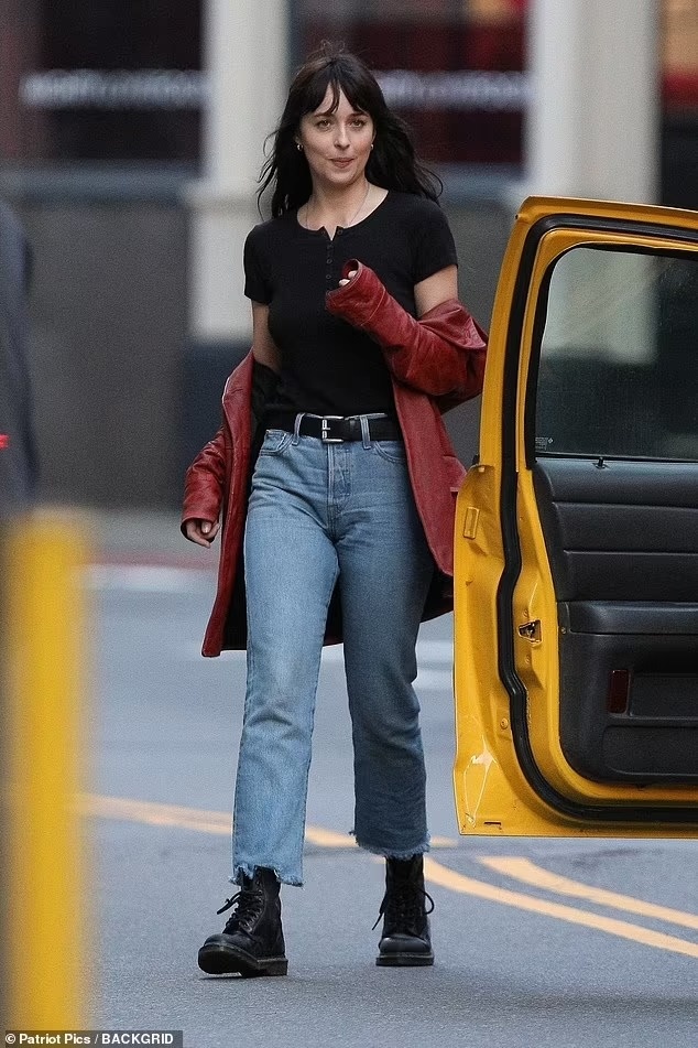 Dakota Johnson dong phim sieu anh hung anh 1