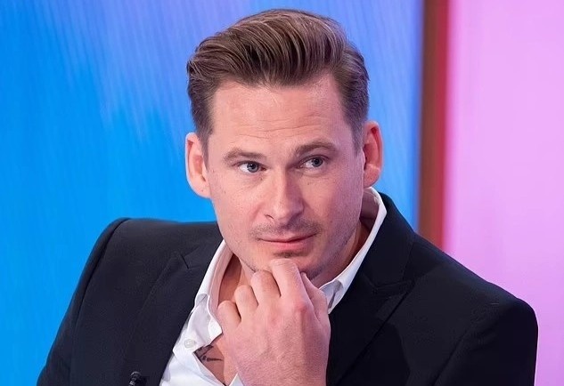 Nam ca si Lee Ryan bi bat vi lang ma tiep vien hang khong hinh anh