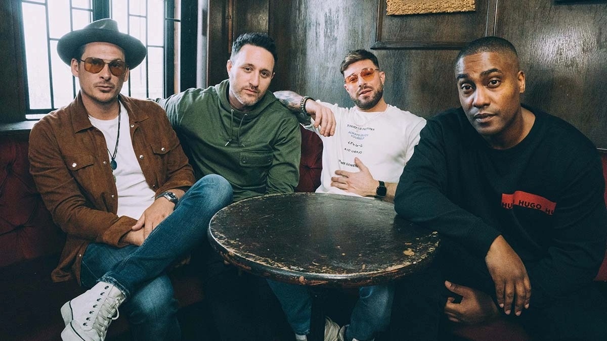 Thanh vien ban nhac Blue bi bat vi lang ma tiep vien hang khong anh 2