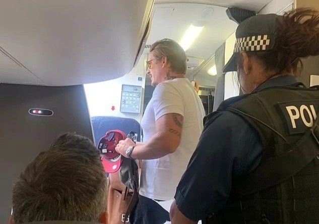 Cong bo anh Lee Ryan bi bat tren may bay hinh anh