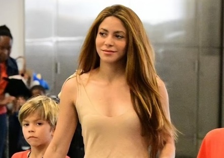 Shakira giua cao buoc tron thue hinh anh