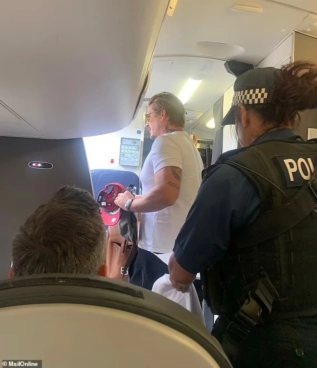 Lee Ryan bị bắt trên máy bay ảnh 2 Lee Ryan bi bat tren may bay anh 2