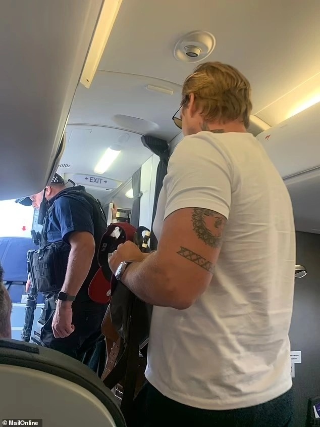 Lee Ryan bị bắt trên máy bay ảnh 1 Lee Ryan bi bat tren may bay anh 1