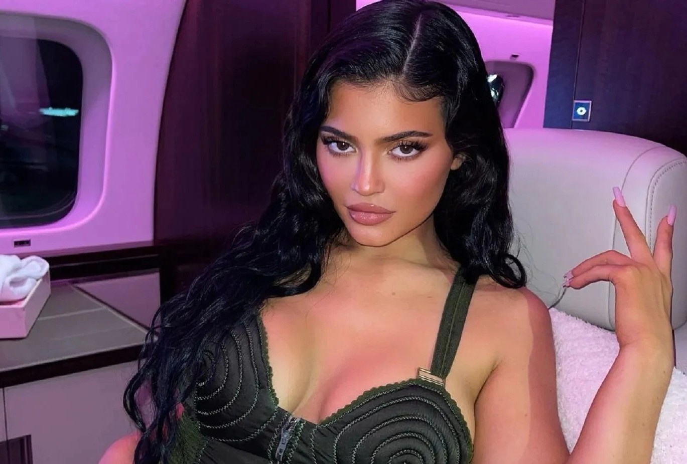 Thay gi tu chuyen bay cua Kylie Jenner hinh anh
