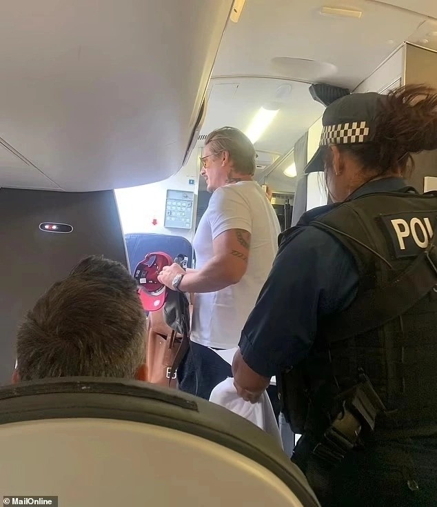 Lee Ryan lăng mạ tiếp viên hàng không ảnh 3 Lee Ryan lang ma tiep vien hang khong anh 3