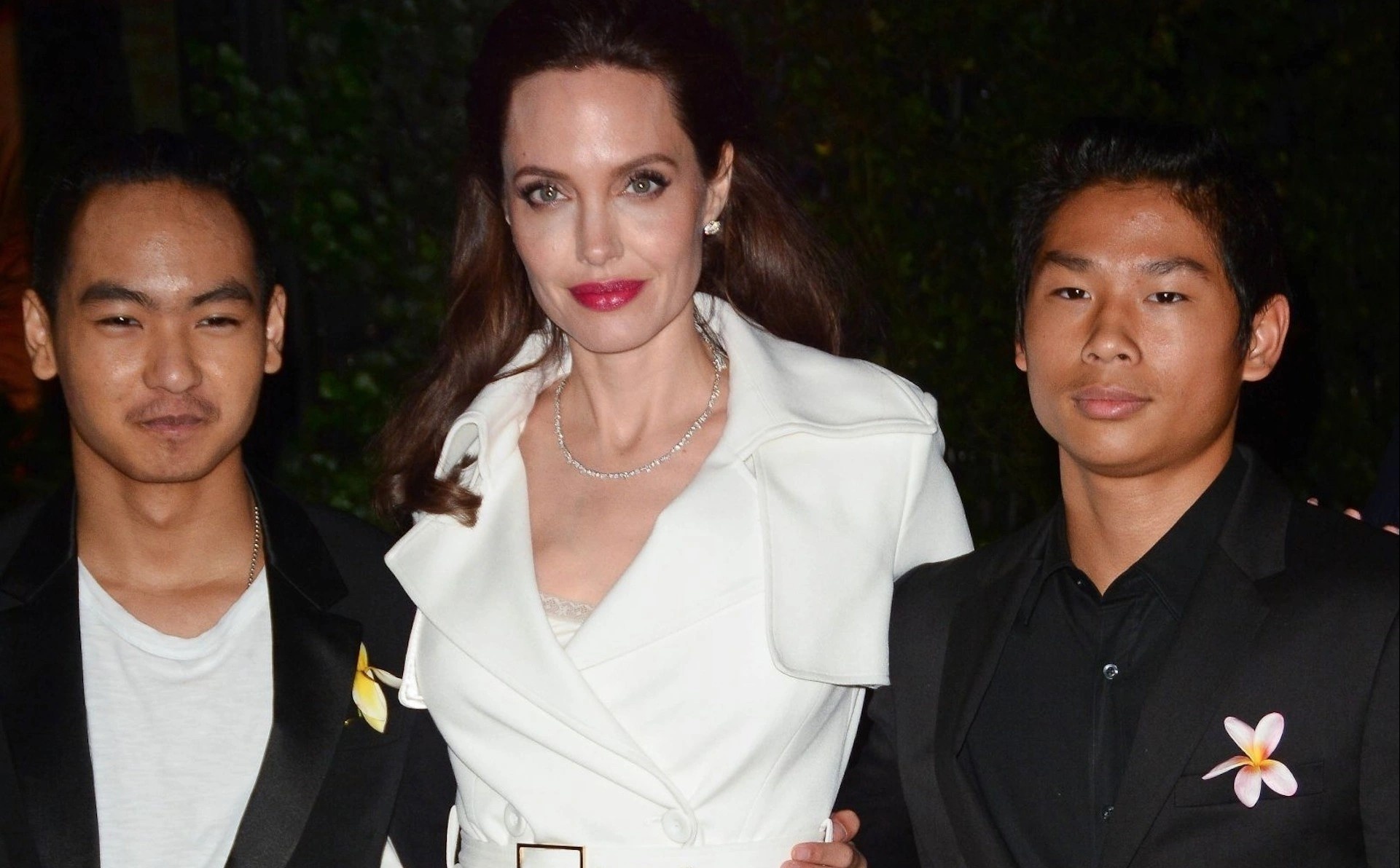 Angelina Jolie thue Maddox va Pax Thien lam viec hinh anh