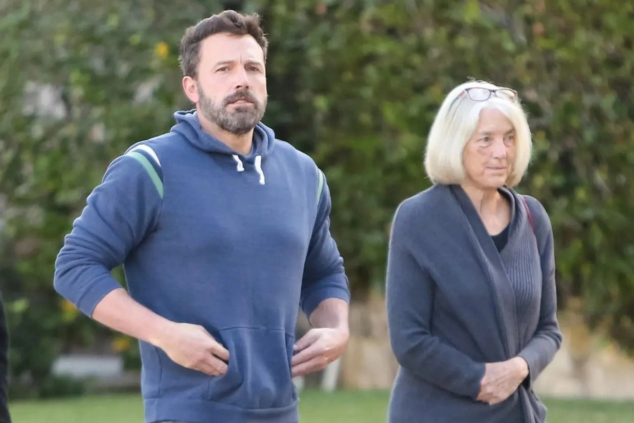 Me Ben Affleck bi thuong khi di chuyen den le cuoi con trai hinh anh