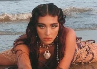 Con gai Madonna mac bikini luoi trong MV dau tay hinh anh