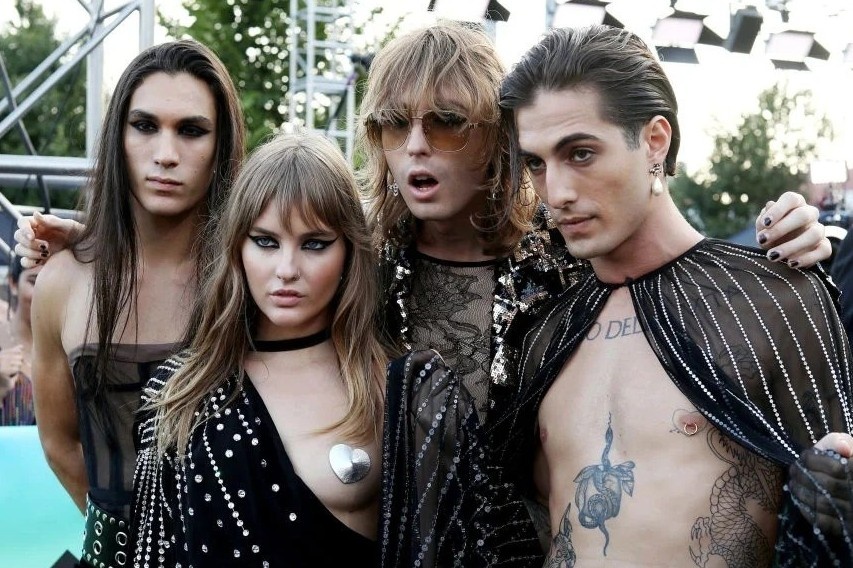 Hanh dong gay tranh cai trong lich su MTV VMAs hinh anh