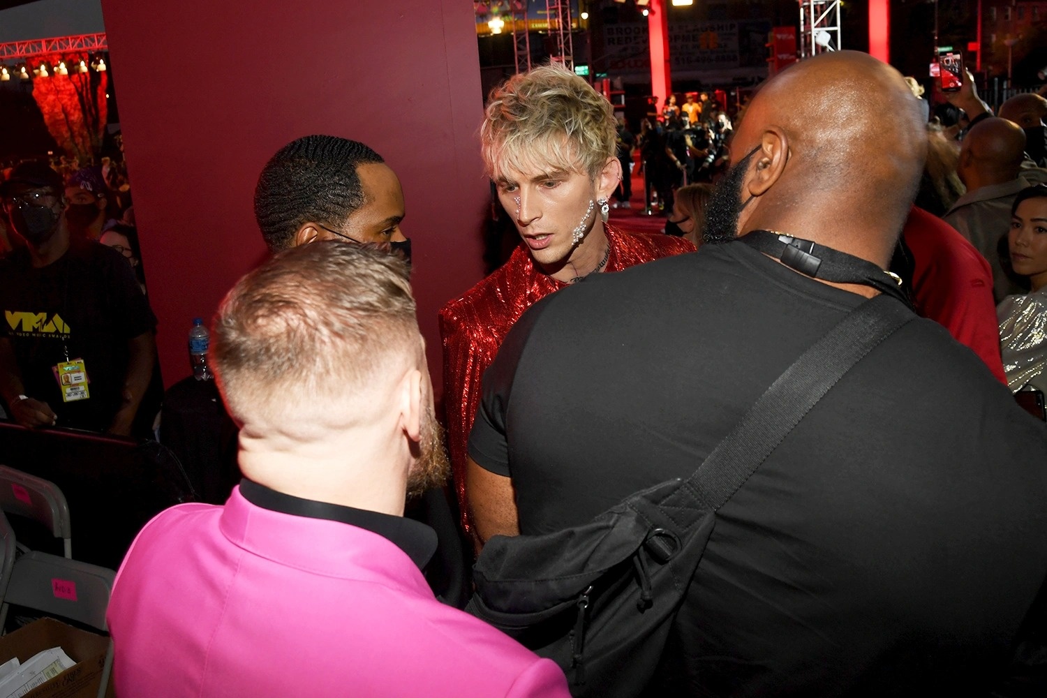 Tranh cai MTV VMAs anh 7