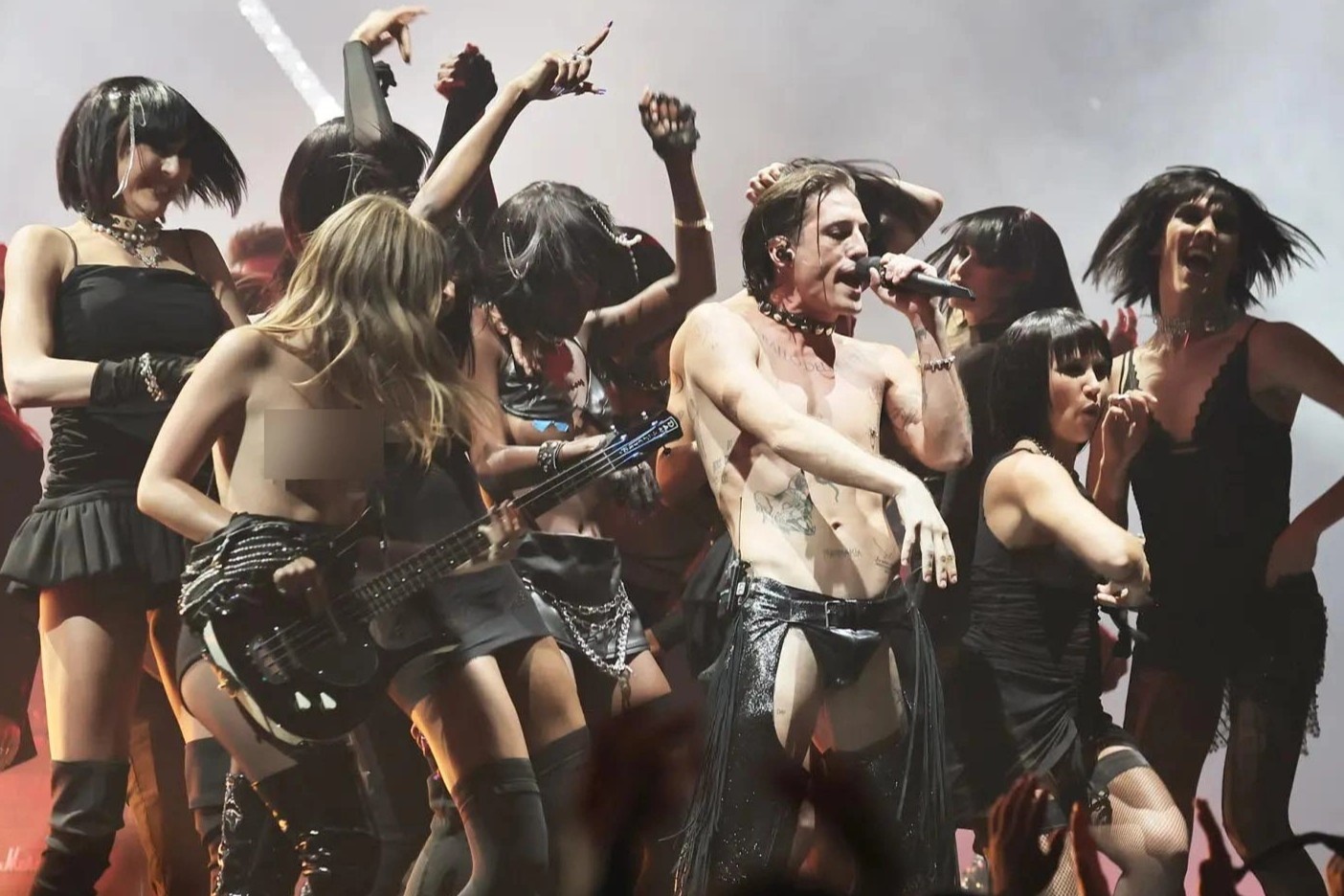 Man trinh dien lo nguc gay tranh cai o MTV VMAs 2022 hinh anh