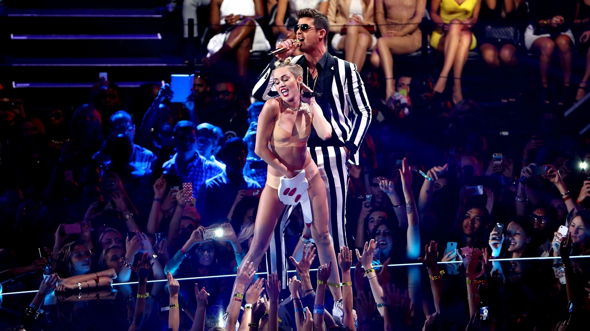 Tranh cai MTV VMAs anh 6