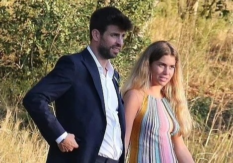 Gerard Pique va co gai 23 tuoi cong khai tinh cam hinh anh