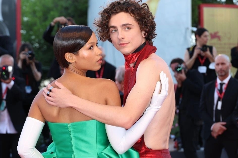 Trang phuc ky la cua Timothee Chalamet tren tham do hinh anh