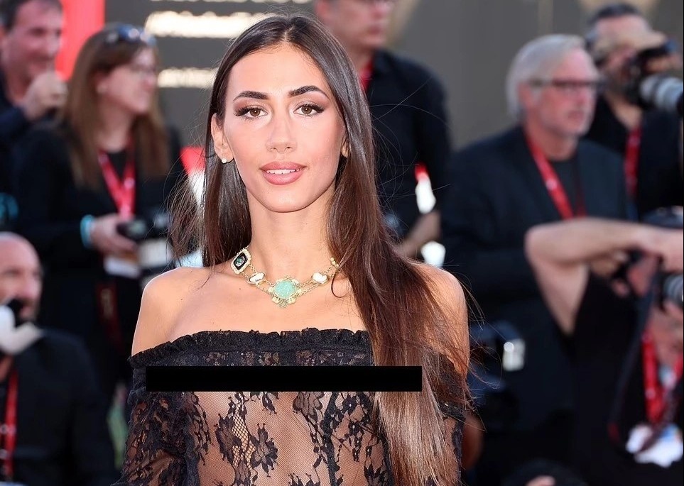 Nguoi dep tiep tuc mac trang phuc lo nguc o tham do LHP Venice hinh anh