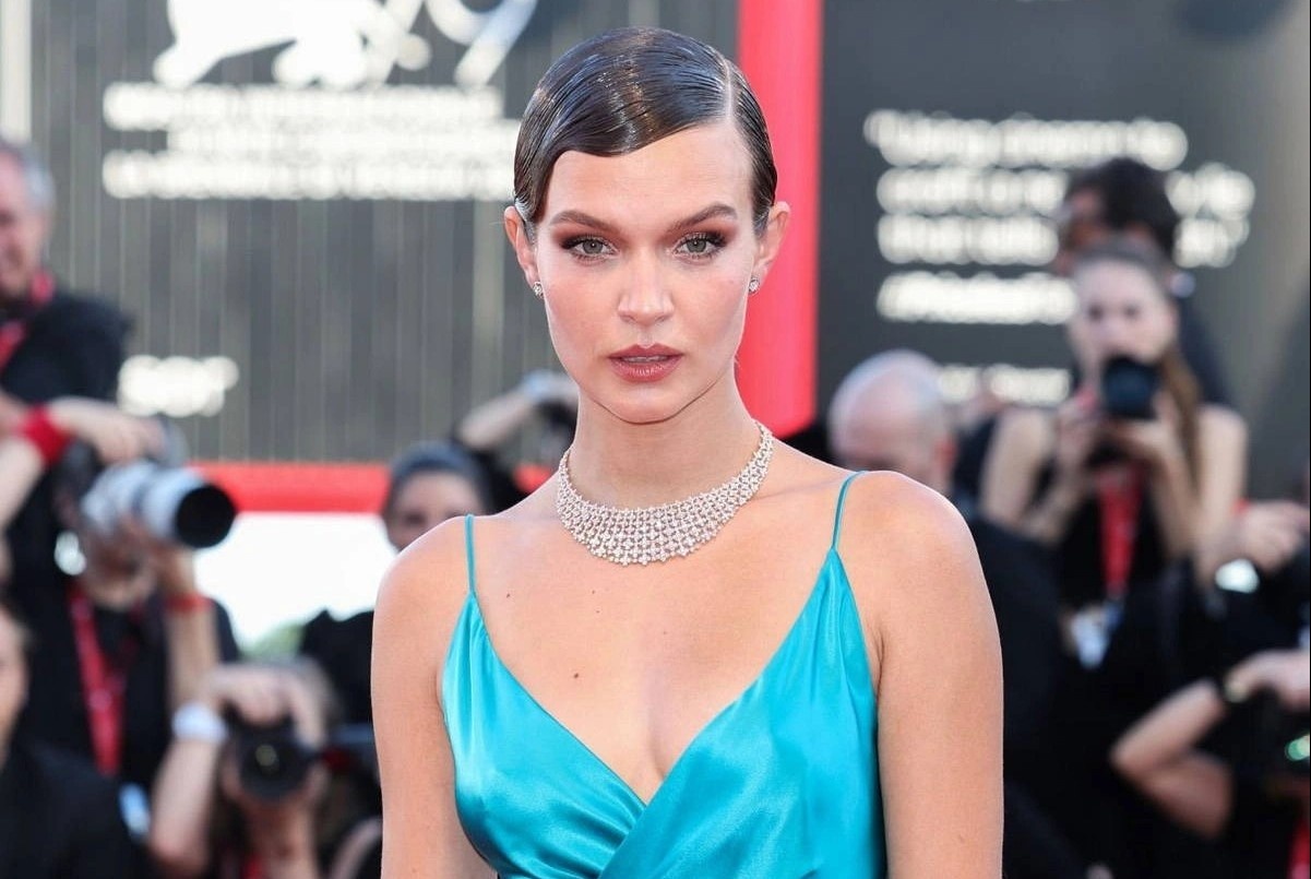 Thien than noi y Josephine Skriver mac mot vay ngu hinh anh