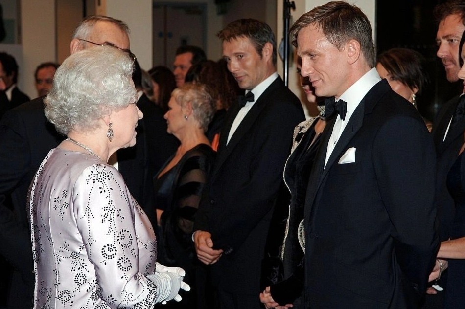 Sao quoc te dau buon truoc tin Nu hoang Elizabeth II bang ha hinh anh