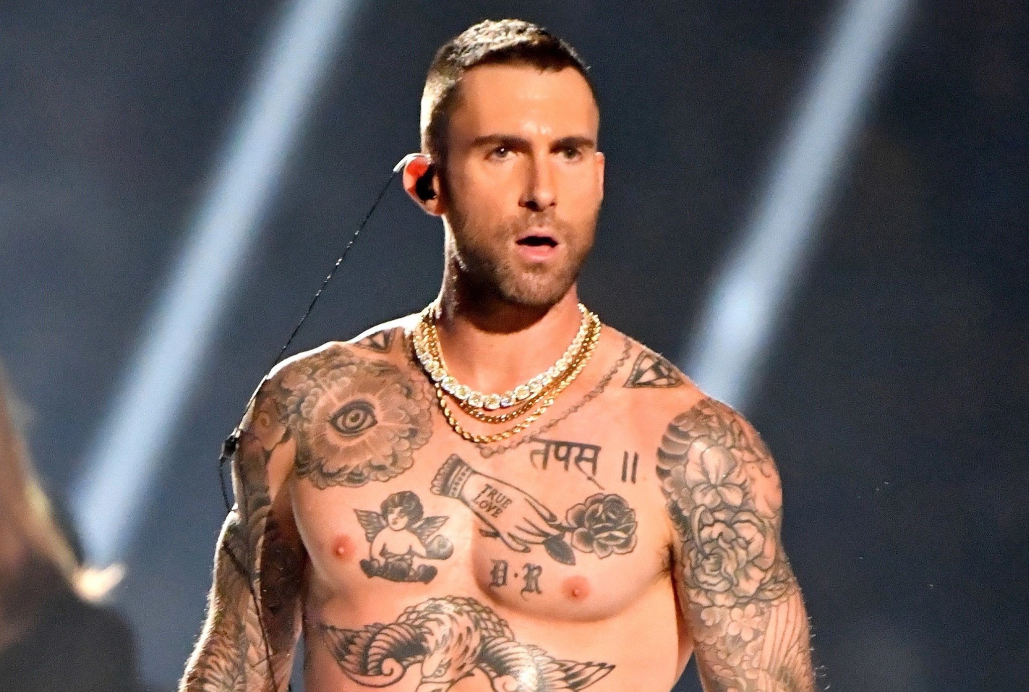 Them hai co gai to Adam Levine ngoai tinh hinh anh