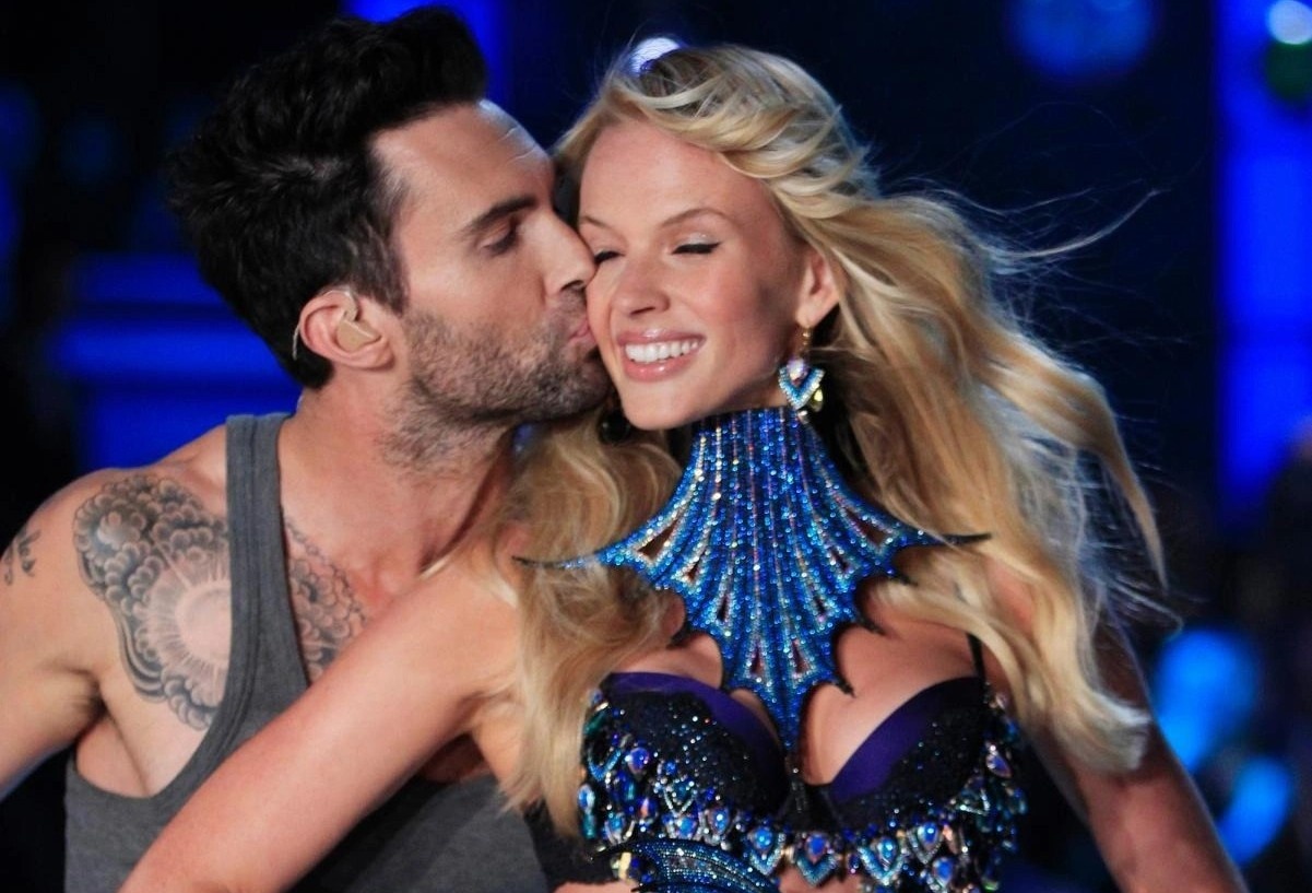 Thoi trang hoa cua Adam Levine hinh anh