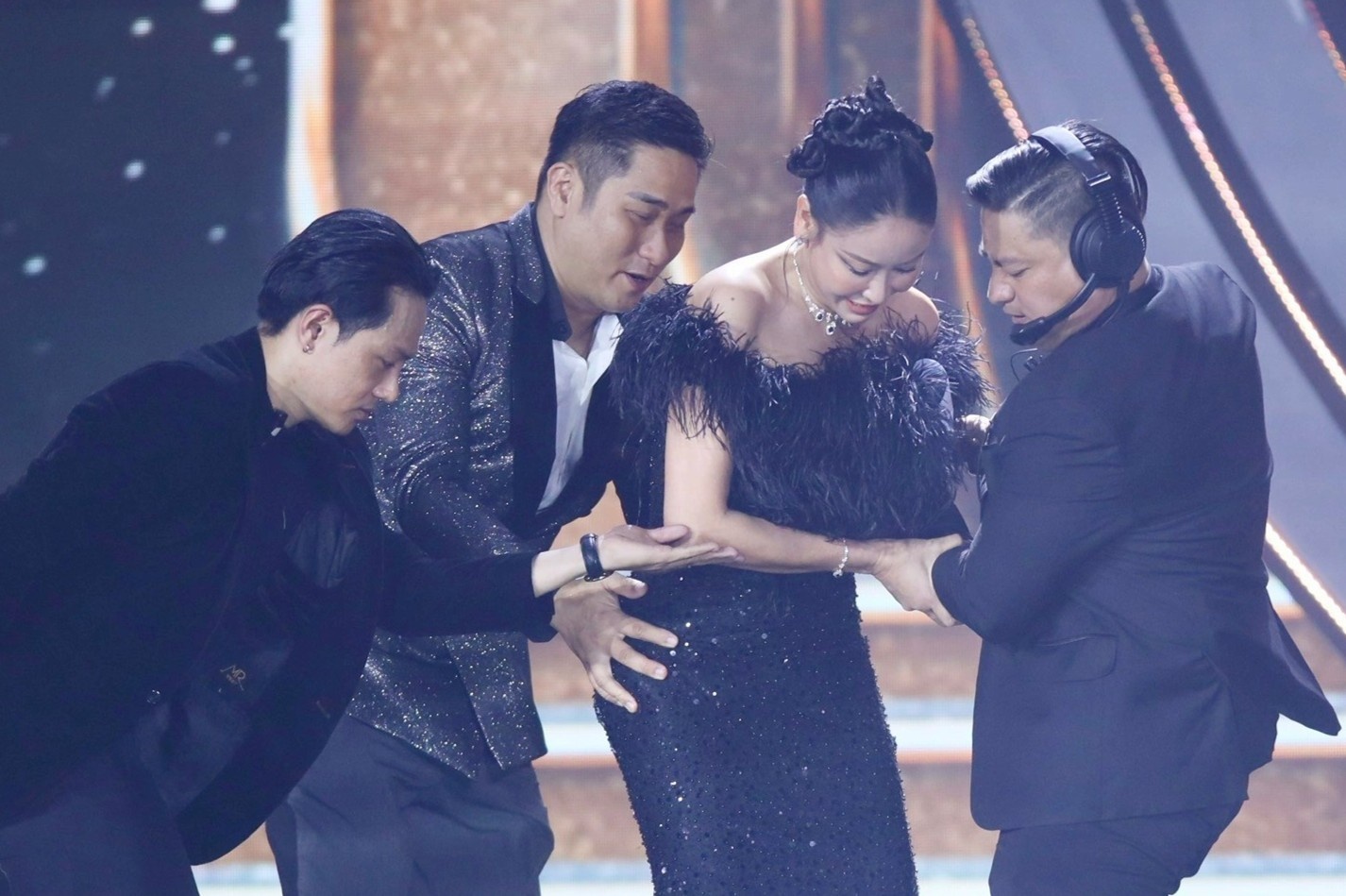 Ha Kieu Anh nga tren san khau chung ket Hoa hau Hoa binh Viet Nam hinh anh